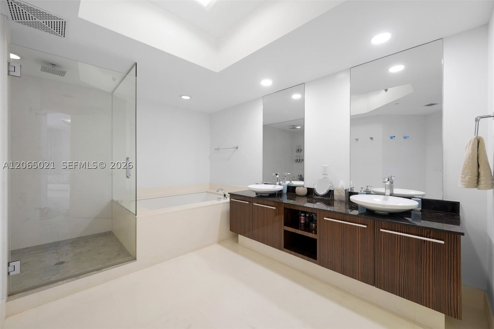 Real estate property located at 2711 Ocean Dr #902, Broward, 2711 Hollywood Beach Cond, Hollywood, FL