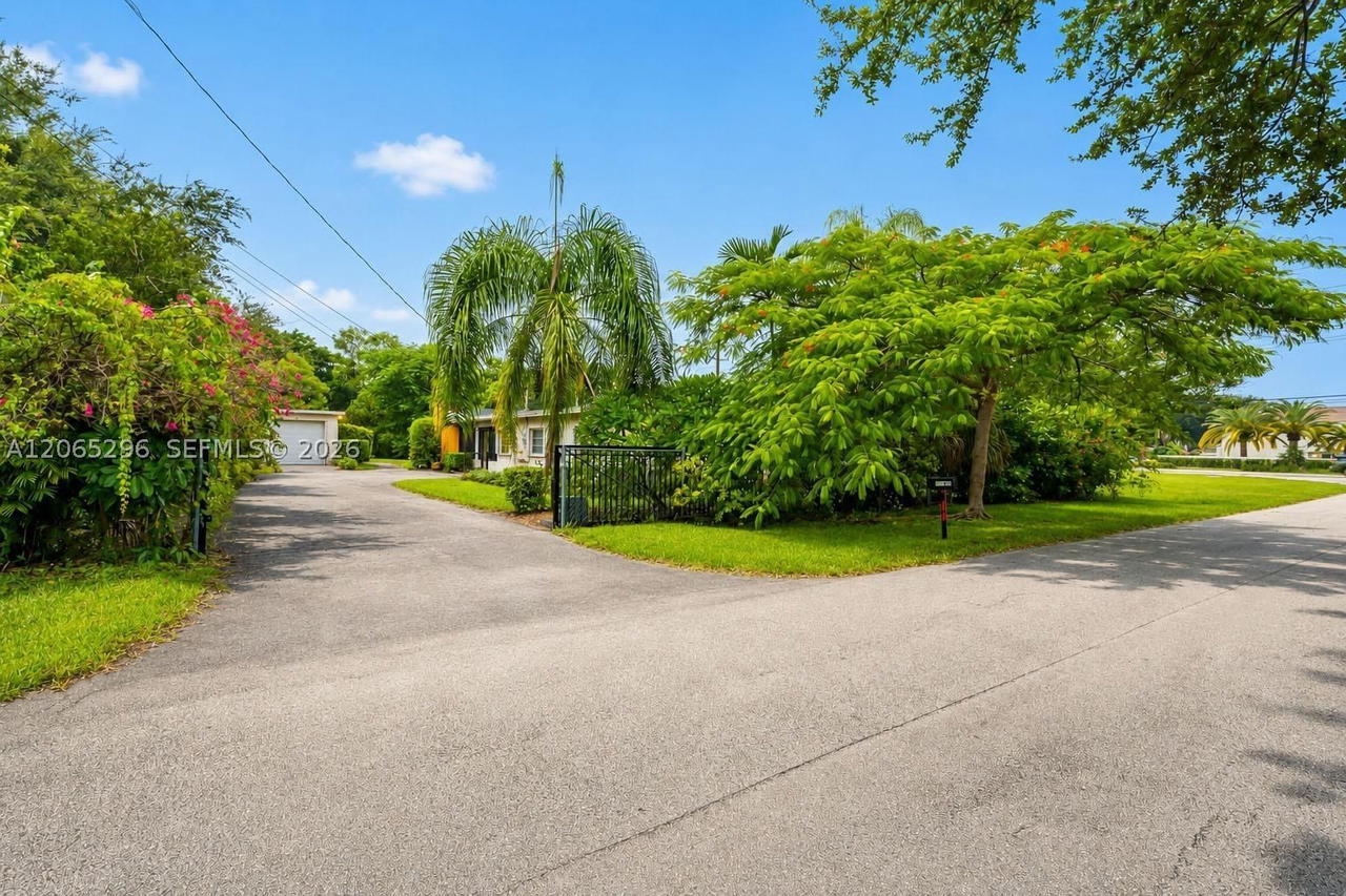 Real estate property located at 11624 93rd St, Miami-dade, South Miami Gdn Heights, Miami, FL
