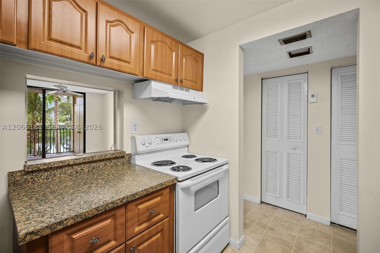 Real estate property located at 14211 Kendall Dr #207E, Miami-dade, Promenade At Kendale Lake, Miami, FL