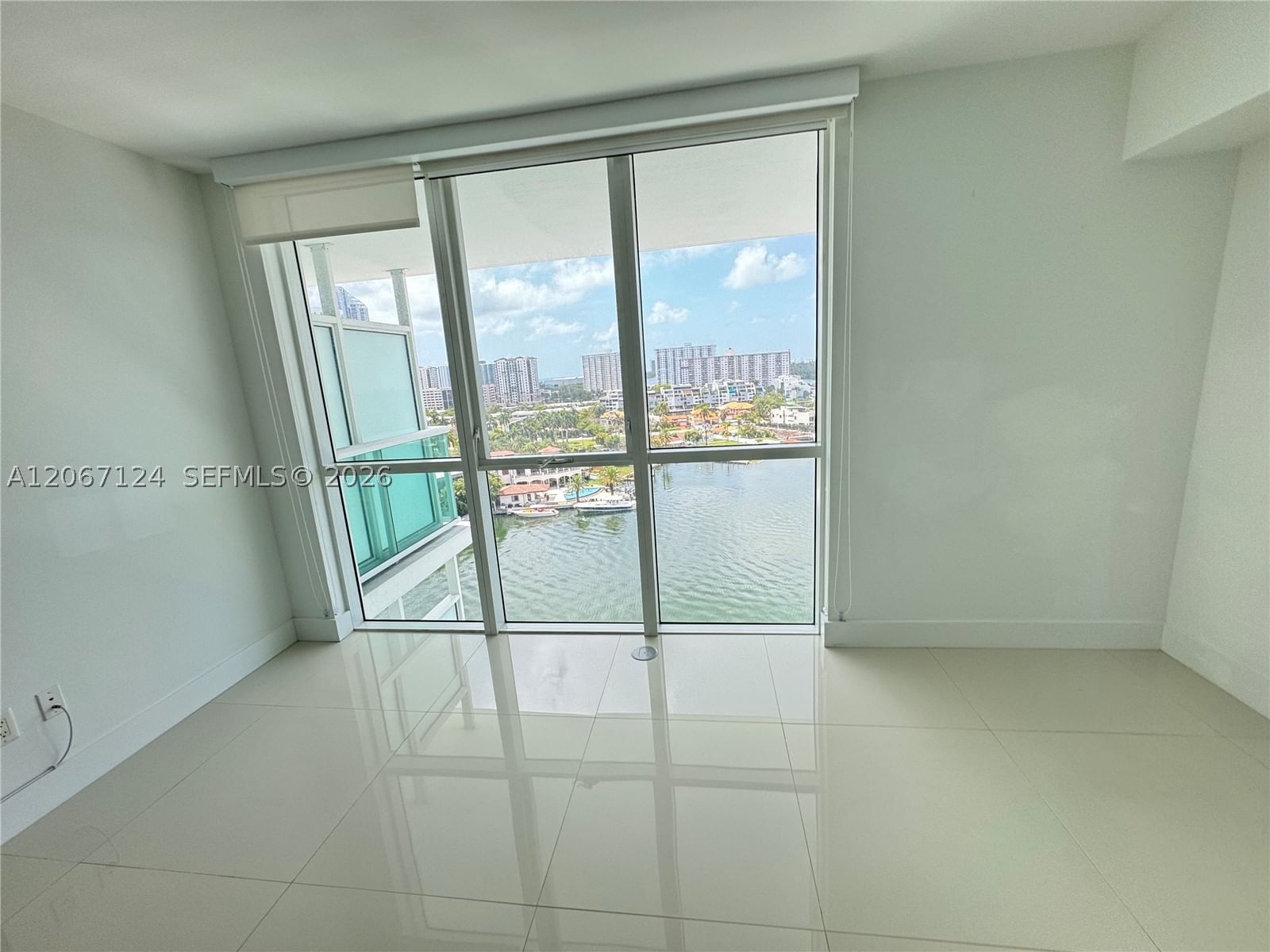 Real estate property located at 400 Sunny Isles Blvd #1221, Miami-dade, 400 Sunny Isles Condo Eas, Sunny Isles Beach, FL
