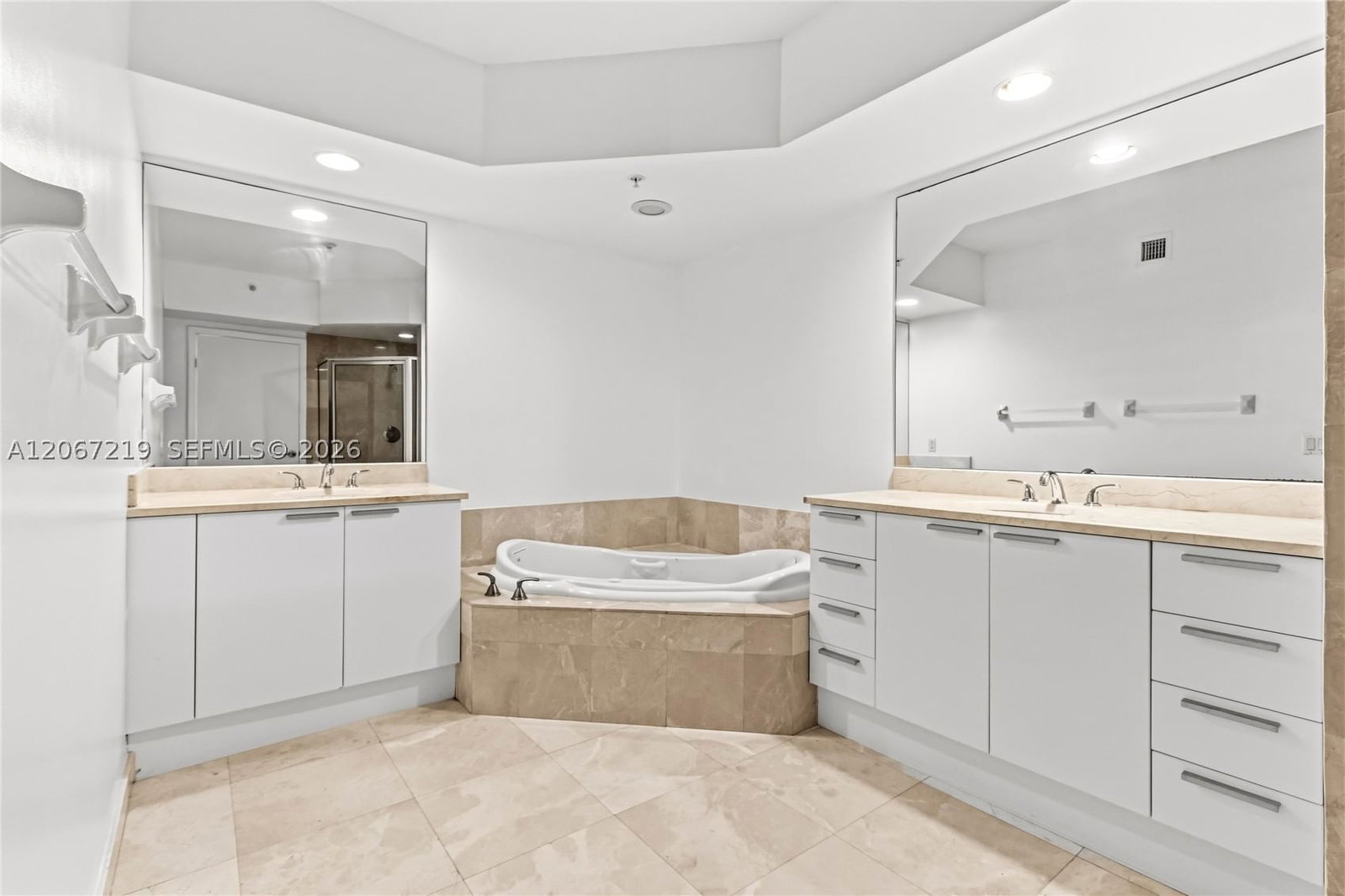 Real estate property located at 14951 Royal Oaks Ln #1604, Miami-dade, The Oaks I Condo, North Miami, FL