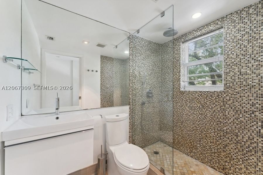 Real estate property located at 4812 Pine Tree Dr #206, Miami-dade, Pine Tree Place Condo, Miami Beach, FL