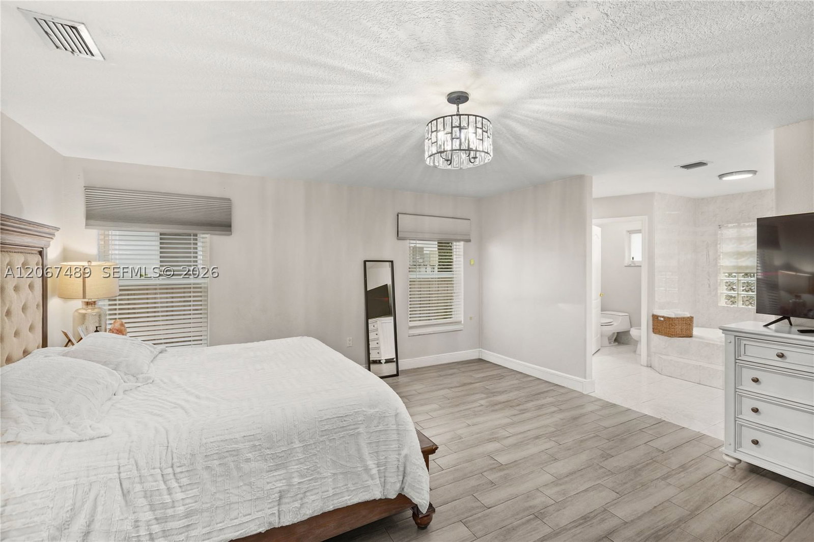 Real estate property located at 9840 28th Ter, Miami-dade, Vanderbilt Park Amd Pl, Doral, FL