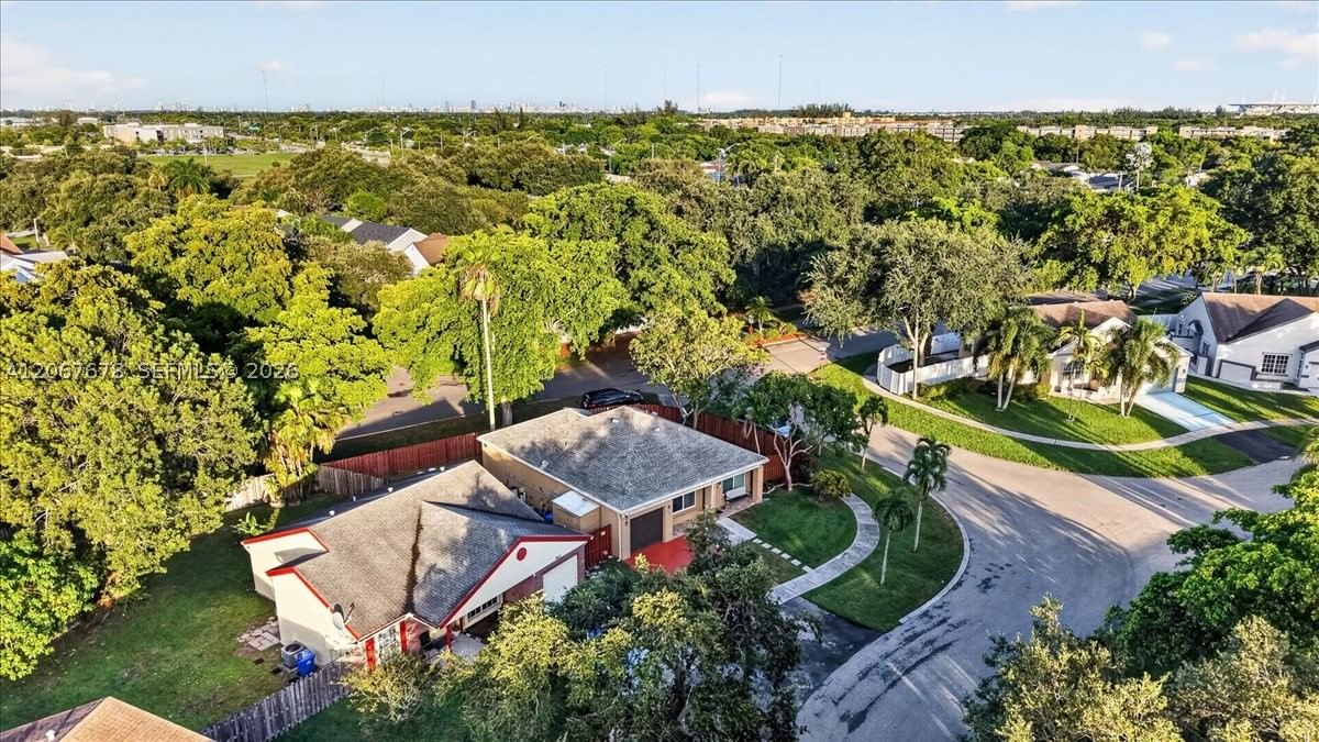 Real estate property located at 8601 16th St, Broward, Cinnamon Place 1, Pembroke Pines, FL