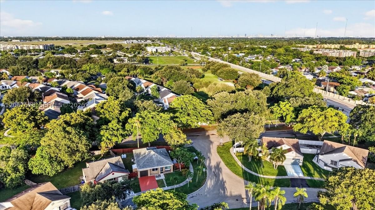 Real estate property located at 8601 16th St, Broward, Cinnamon Place 1, Pembroke Pines, FL