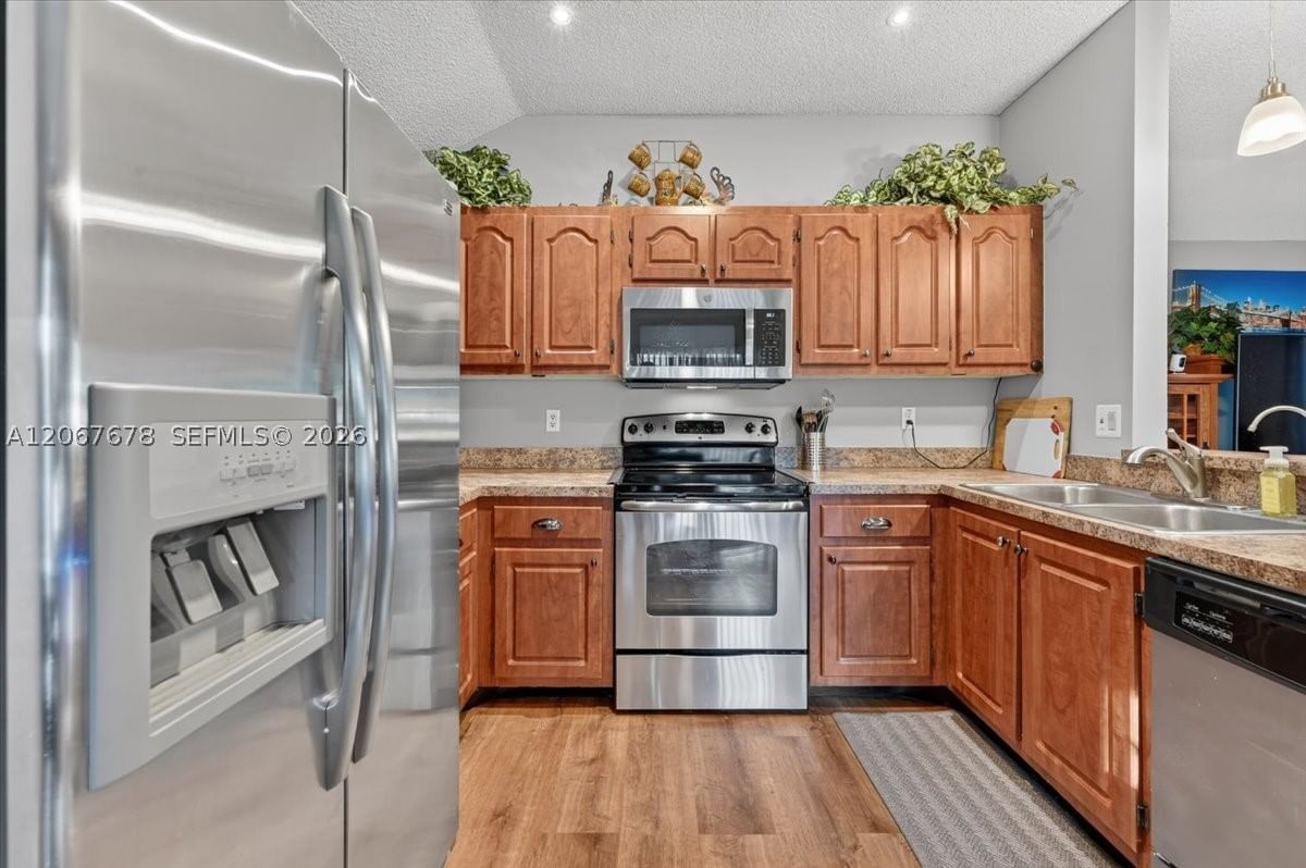 Real estate property located at 8601 16th St, Broward, Cinnamon Place 1, Pembroke Pines, FL