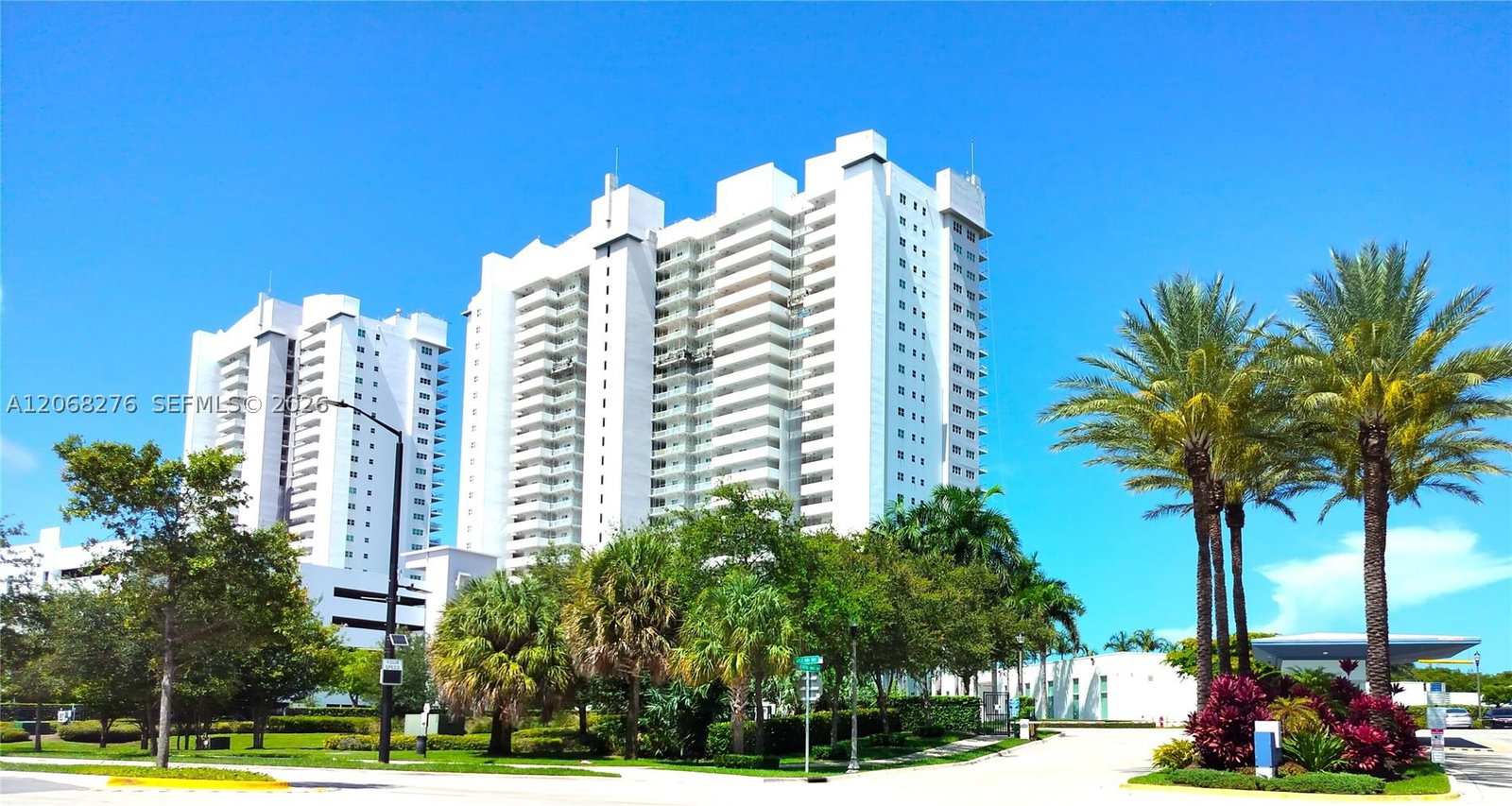 Real estate property located at 14951 Royal Oaks Ln #1006, Miami-dade, The Oaks I Condo, North Miami, FL