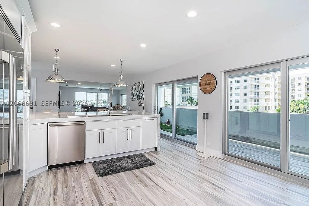 Real estate property located at 1700 15th St #401, Broward, Caravel Condominium Apart, Fort Lauderdale, FL