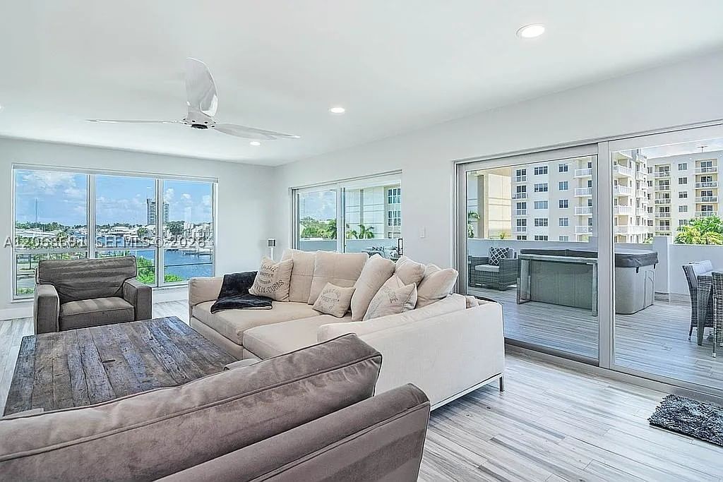 Real estate property located at 1700 15th St #401, Broward, Caravel Condominium Apart, Fort Lauderdale, FL