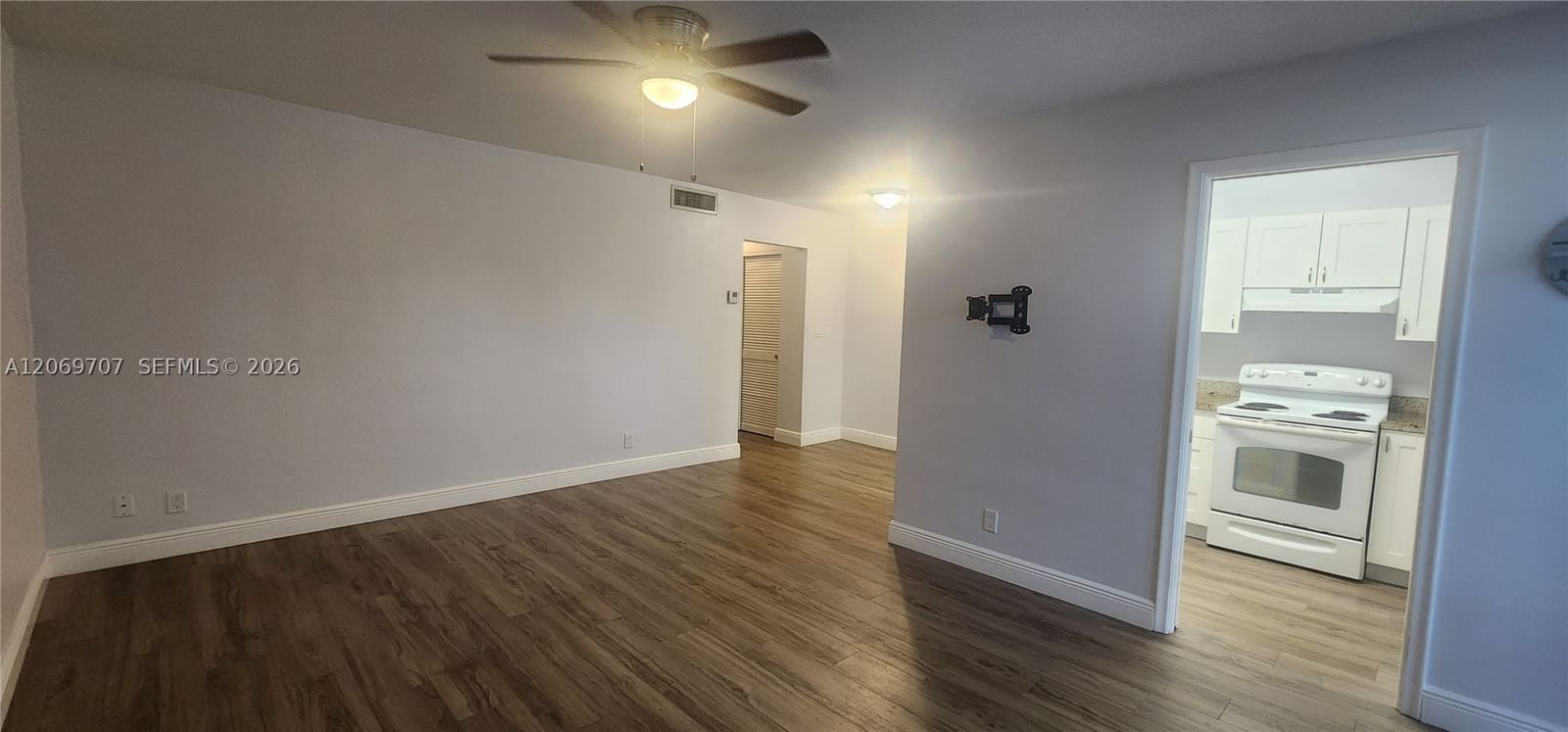 Real estate property located at 1555 12th Ct #8B, Broward, Crystal Court Manor No 15, Hollywood, FL