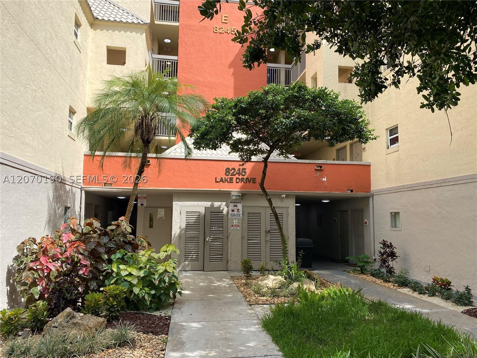 Real estate property located at 8245 Lake Dr #101, Miami-dade, Las Vistas At Doral Condo, Doral, FL