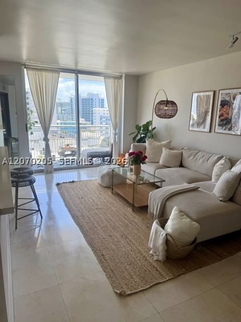 Real estate property located at 1688 West Ave #906, Miami-dade, West Bay Plaza Condo, Miami Beach, FL