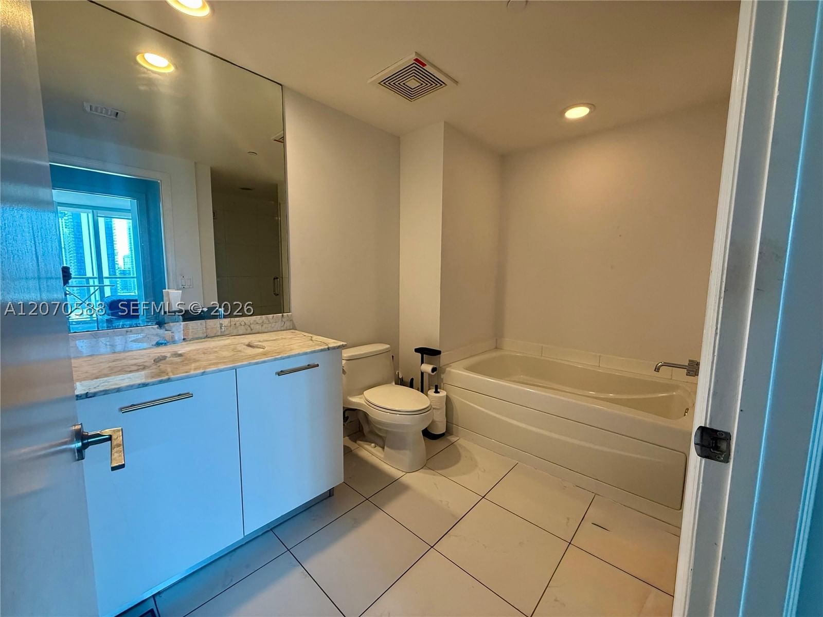 Real estate property located at 55 6th St #2404, Miami-dade, 500 Brickell West Condo, Miami, FL
