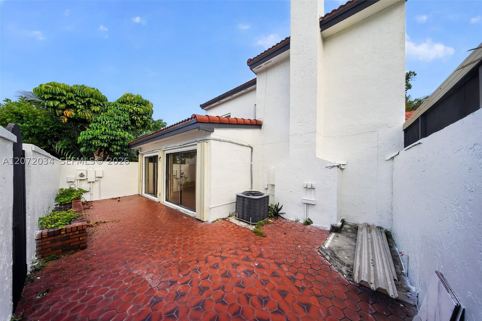 Real estate property located at 6637 181st Ln, Miami-dade, The Moors Townhouses, Hialeah, FL