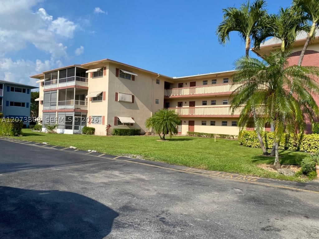 Real estate property located at 1001 Hillcrest Ct #215, Broward, Hillcrest Country Club Ap, Hollywood, FL