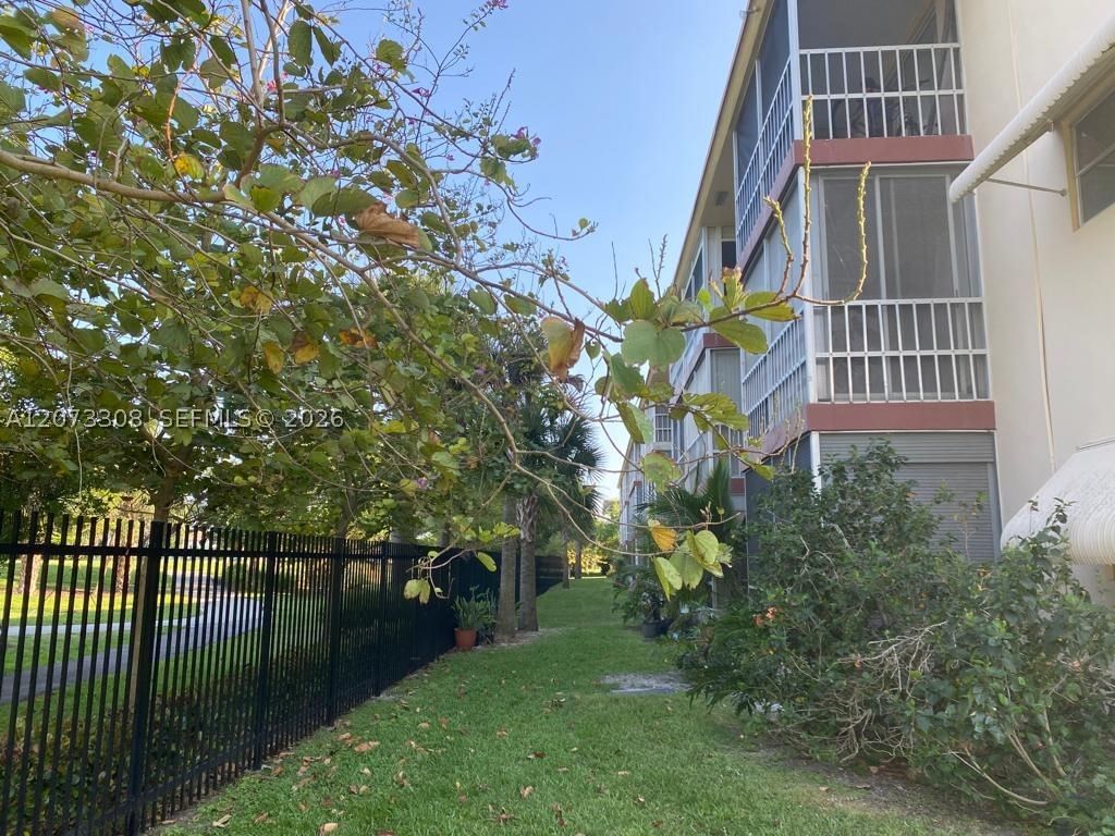 Real estate property located at 1001 Hillcrest Ct #215, Broward, Hillcrest Country Club Ap, Hollywood, FL