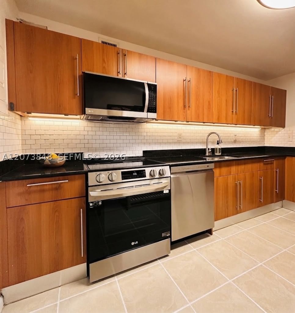 Real estate property located at 3000 Ocean Dr #1218, Broward, Residences On Hollywood B, Hollywood, FL