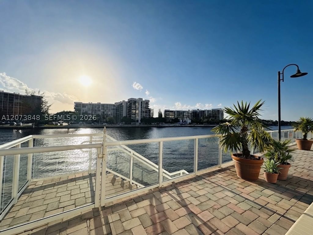 Real estate property located at 3000 Ocean Dr #1218, Broward, Residences On Hollywood B, Hollywood, FL