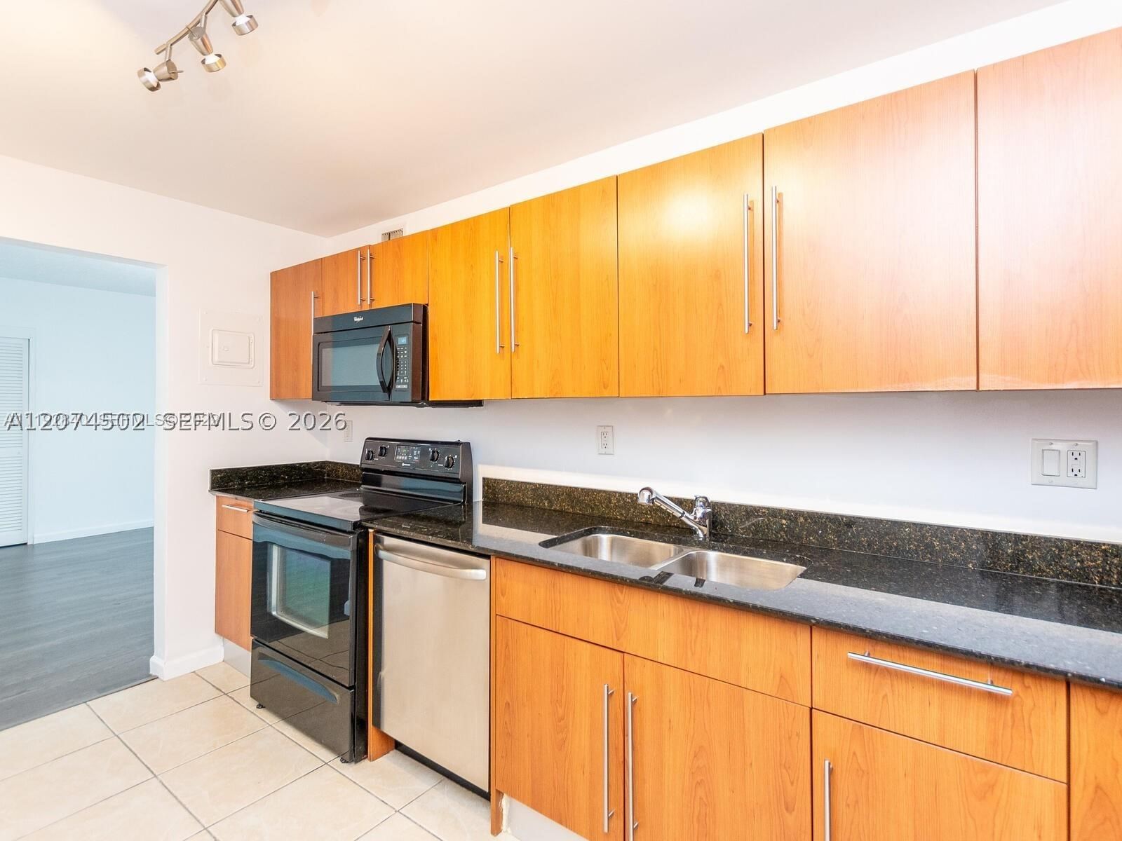 Real estate property located at 3000 Ocean Dr #922, Broward, Residences On Hollywood B, Hollywood, FL