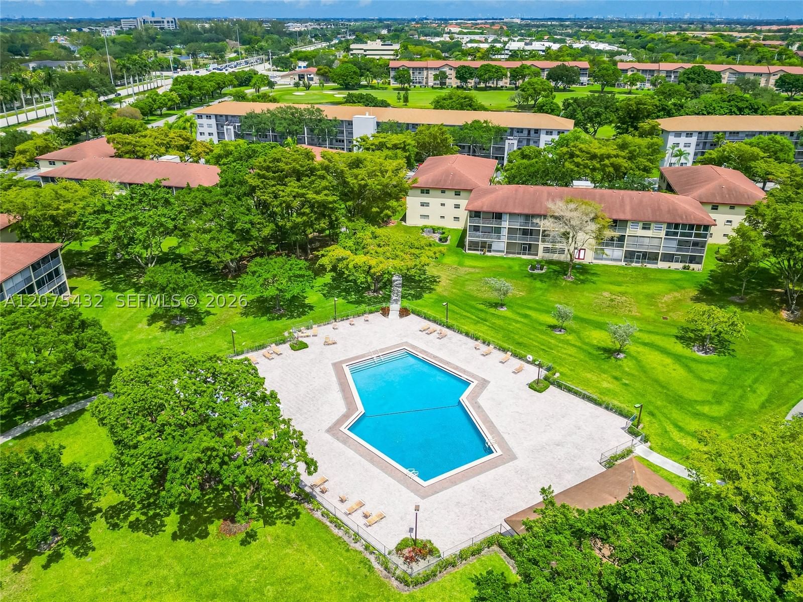 Real estate property located at 300 134th Way #413E, Broward, New Hampton At Century Vi, Pembroke Pines, FL