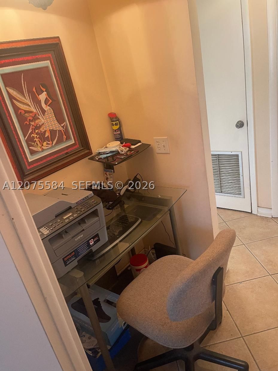 Real estate property located at 9400 Sunrise Lakes Blvd #105, Broward, Sunrise Lakes 117 Condo, Sunrise, FL