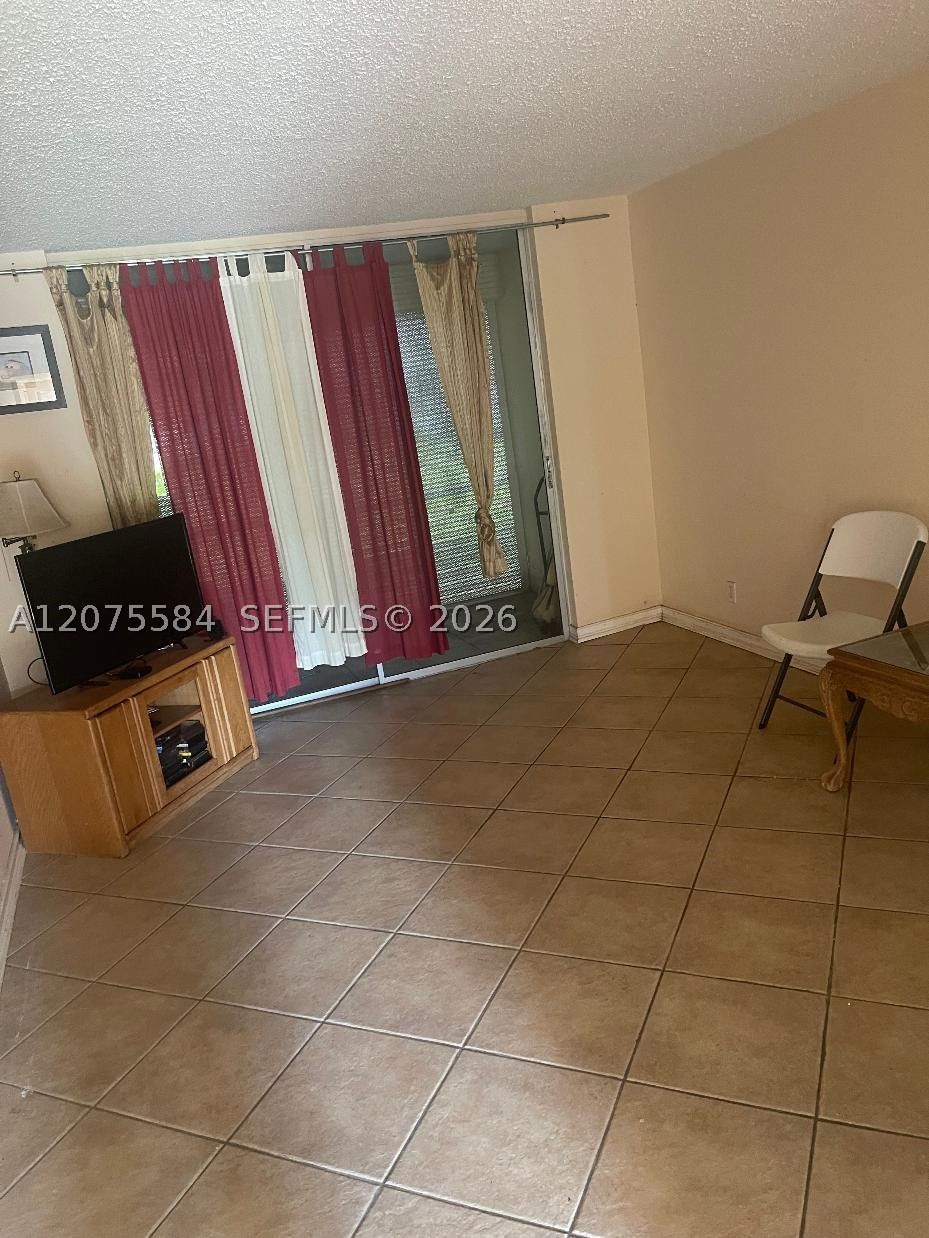 Real estate property located at 9400 Sunrise Lakes Blvd #105, Broward, Sunrise Lakes 117 Condo, Sunrise, FL