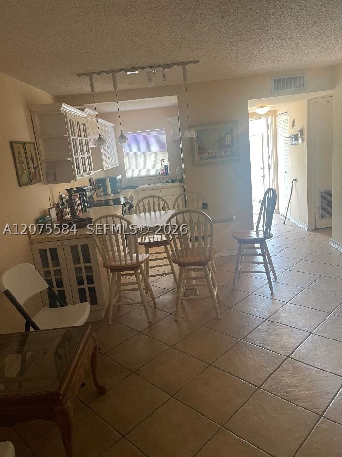 Real estate property located at 9400 Sunrise Lakes Blvd #105, Broward, Sunrise Lakes 117 Condo, Sunrise, FL
