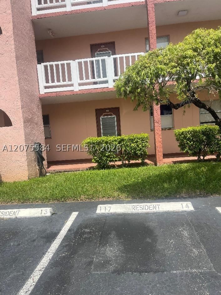 Real estate property located at 9400 Sunrise Lakes Blvd #105, Broward, Sunrise Lakes 117 Condo, Sunrise, FL