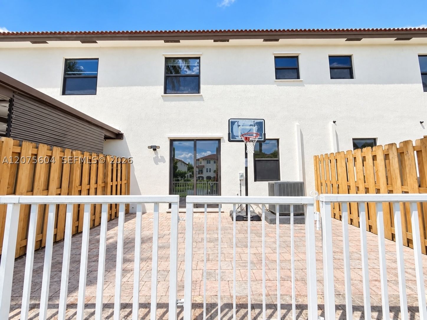 Real estate property located at 8945 98th Ave, Miami-dade, Doral Breeze, Doral, FL