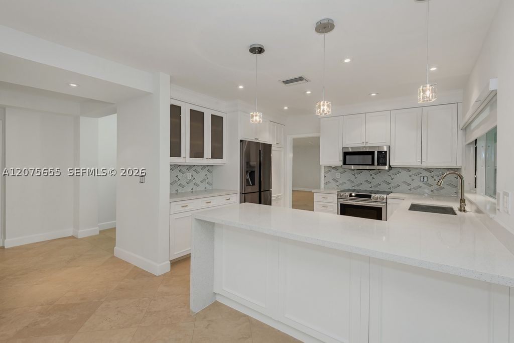 Real estate property located at 6931 Loch Ness Dr, Miami-dade, Miami Lakes Loch Ness Sec, Miami Lakes, FL