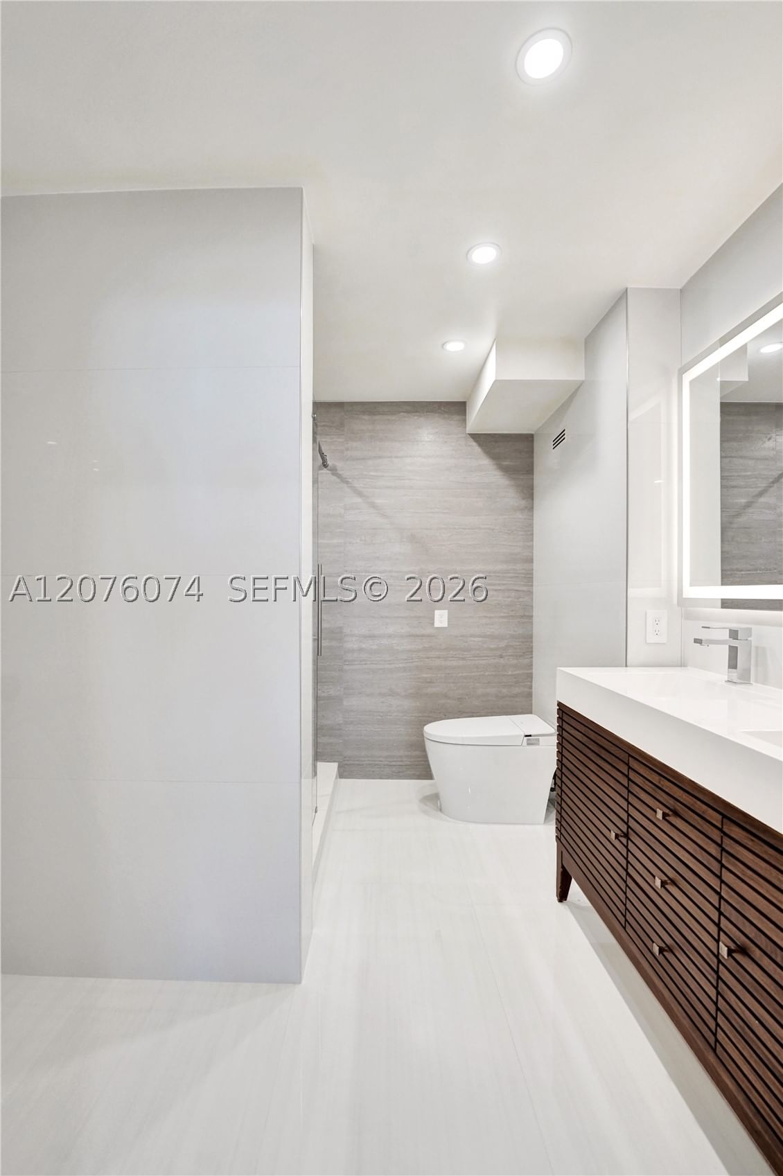Real estate property located at 1400 Ocean Dr #1205, Broward, Trafalgar Towers Condomin, Hollywood, FL