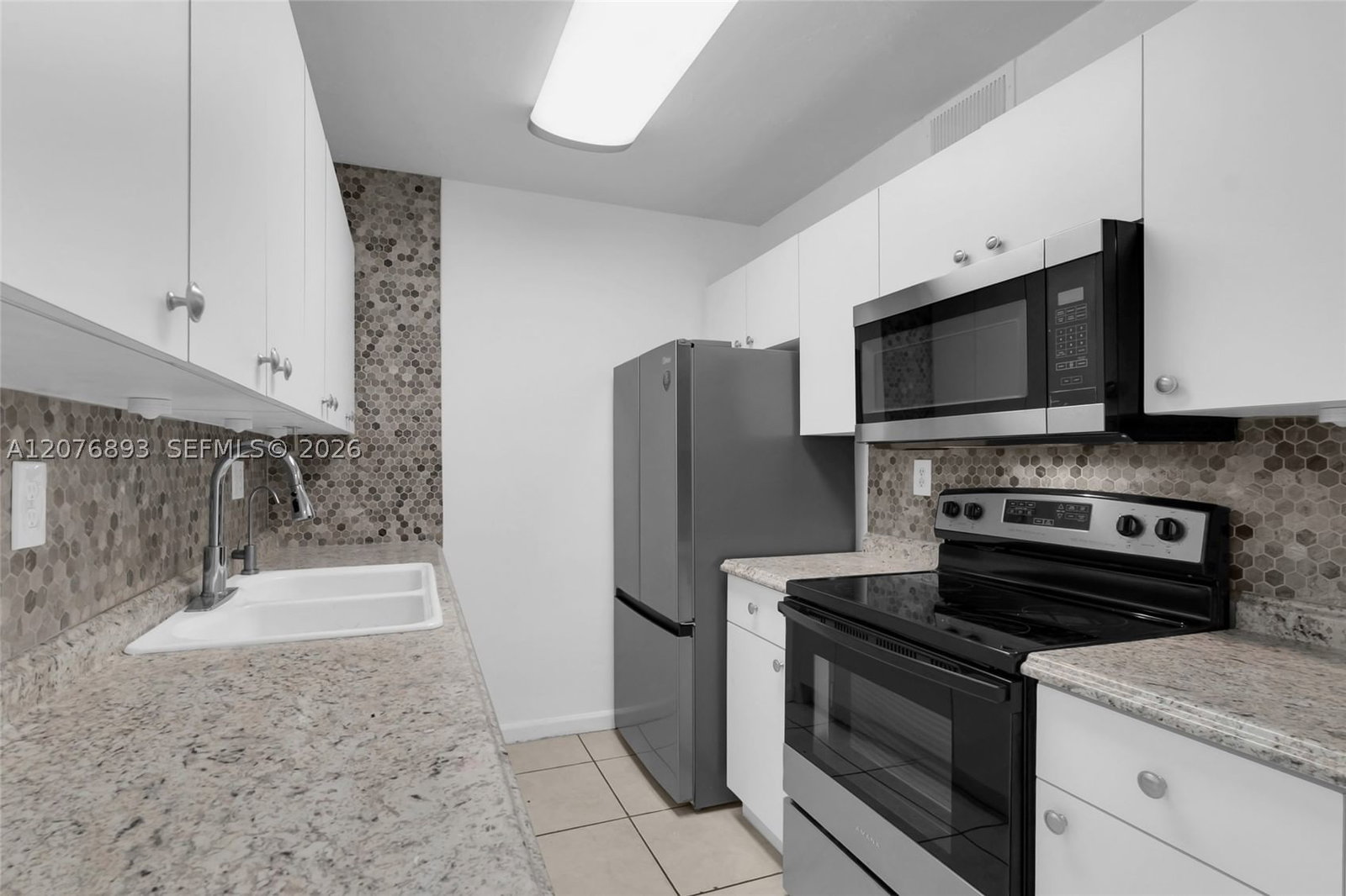 Real estate property located at 7100 Fairway Dr K11, Miami-dade, Cypress Village Condo, Miami Lakes, FL