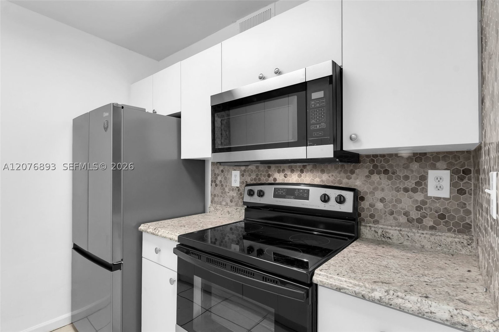 Real estate property located at 7100 Fairway Dr K11, Miami-dade, Cypress Village Condo, Miami Lakes, FL