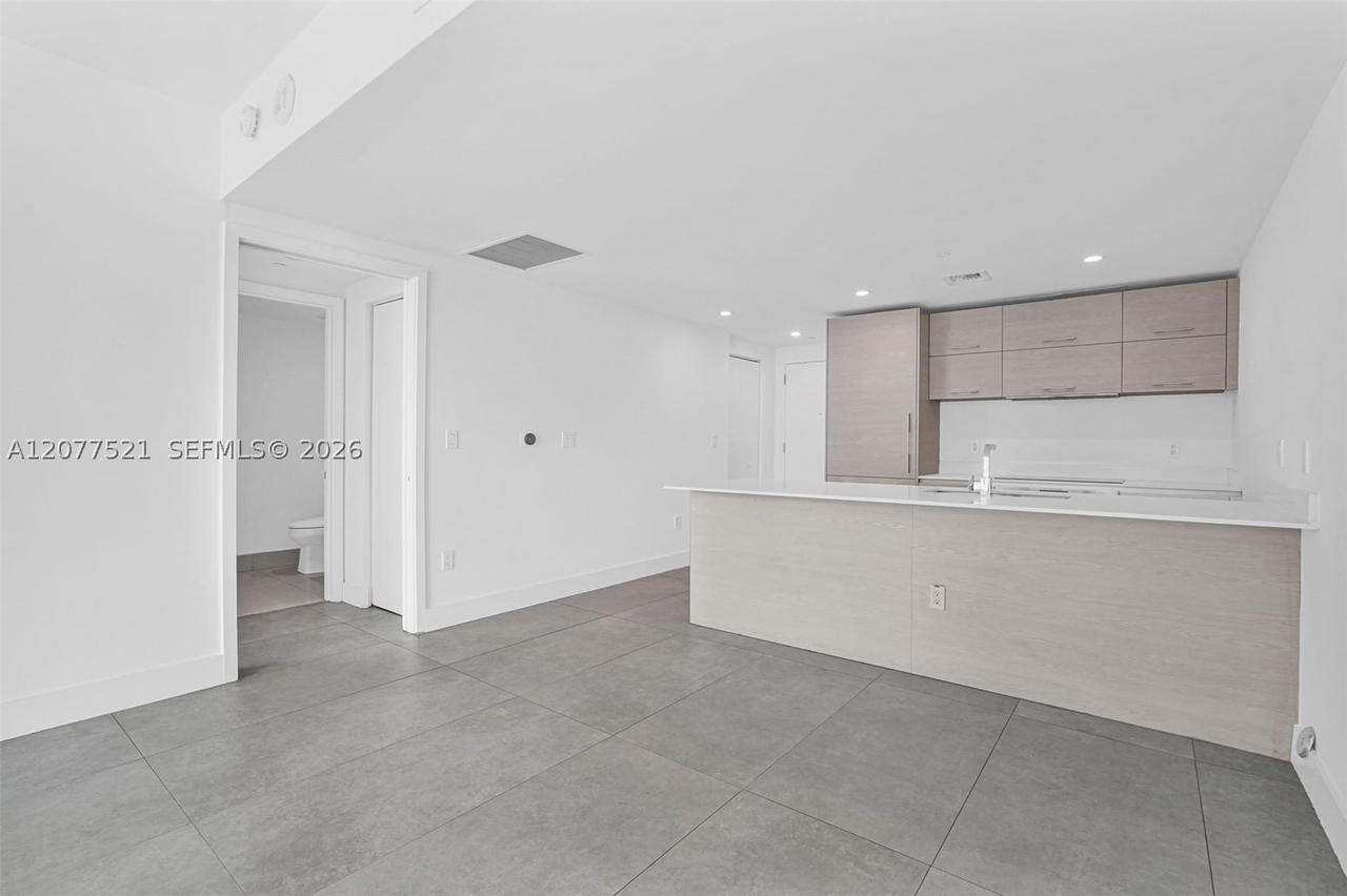 Real estate property located at 1300 Miami Ave #2811, Miami-dade, Dua Miami, Miami, FL