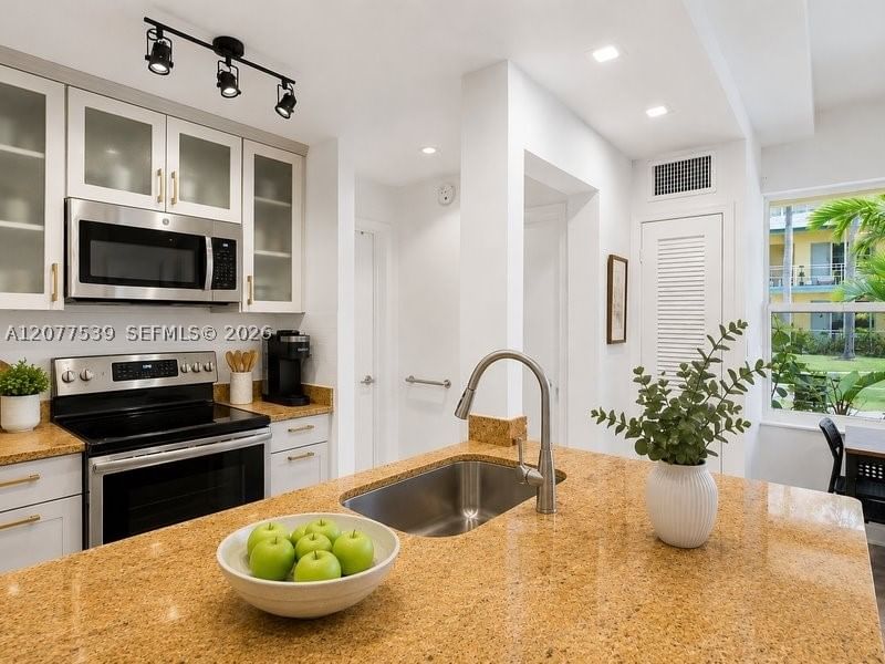 Real estate property located at 910 Bay Dr #15, Miami-dade, Miami Bayside Condo, Miami Beach, FL