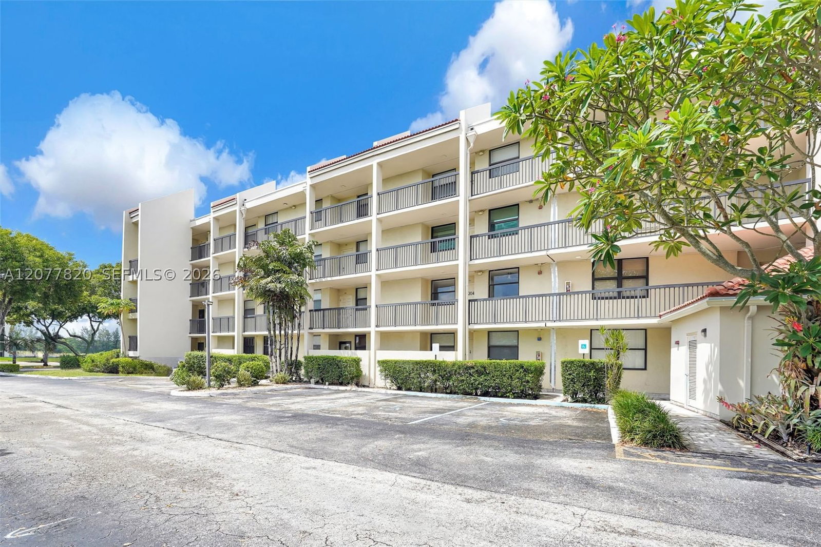 Real estate property located at 117 Lake Emerald Dr #204, Broward, Lake Emerald Condominium, Oakland Park, FL