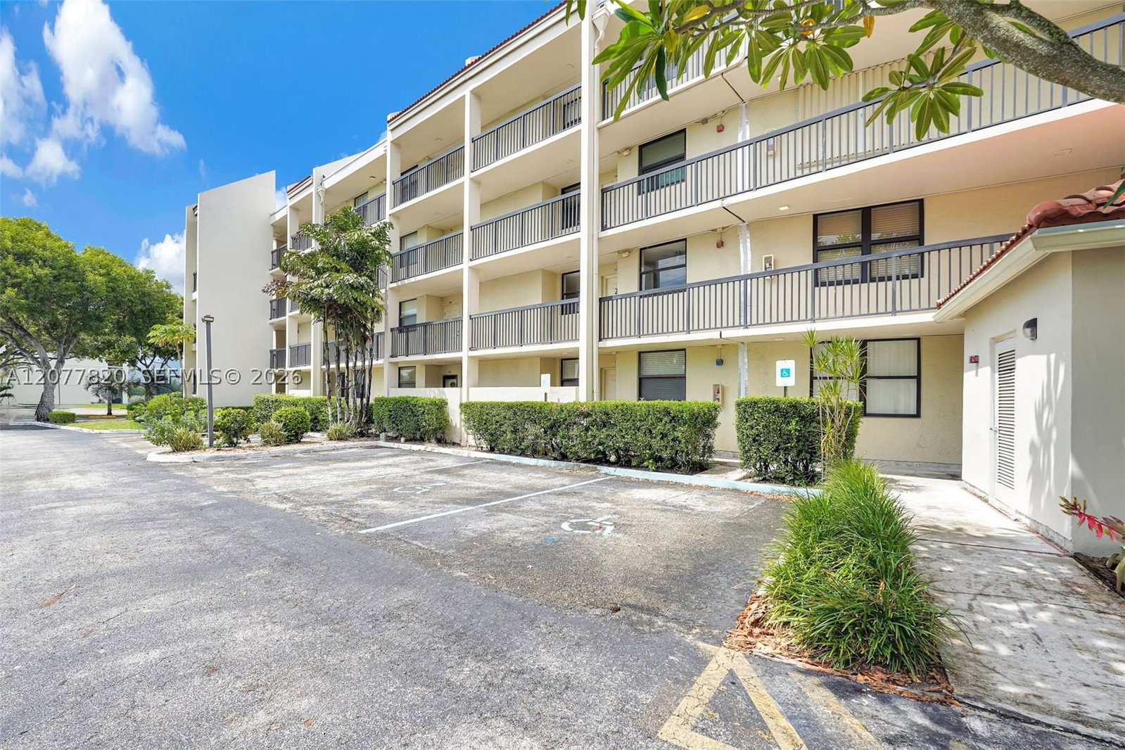 Real estate property located at 117 Lake Emerald Dr #204, Broward, Lake Emerald Condominium, Oakland Park, FL