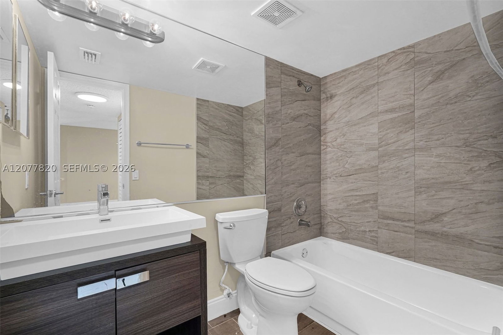 Real estate property located at 117 Lake Emerald Dr #204, Broward, Lake Emerald Condominium, Oakland Park, FL
