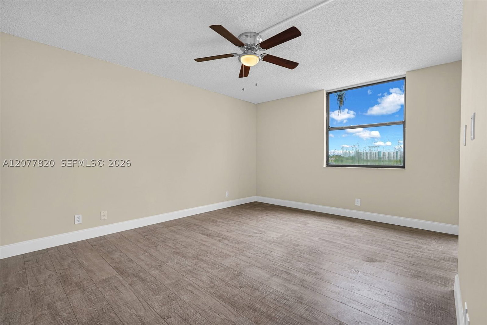 Real estate property located at 117 Lake Emerald Dr #204, Broward, Lake Emerald Condominium, Oakland Park, FL