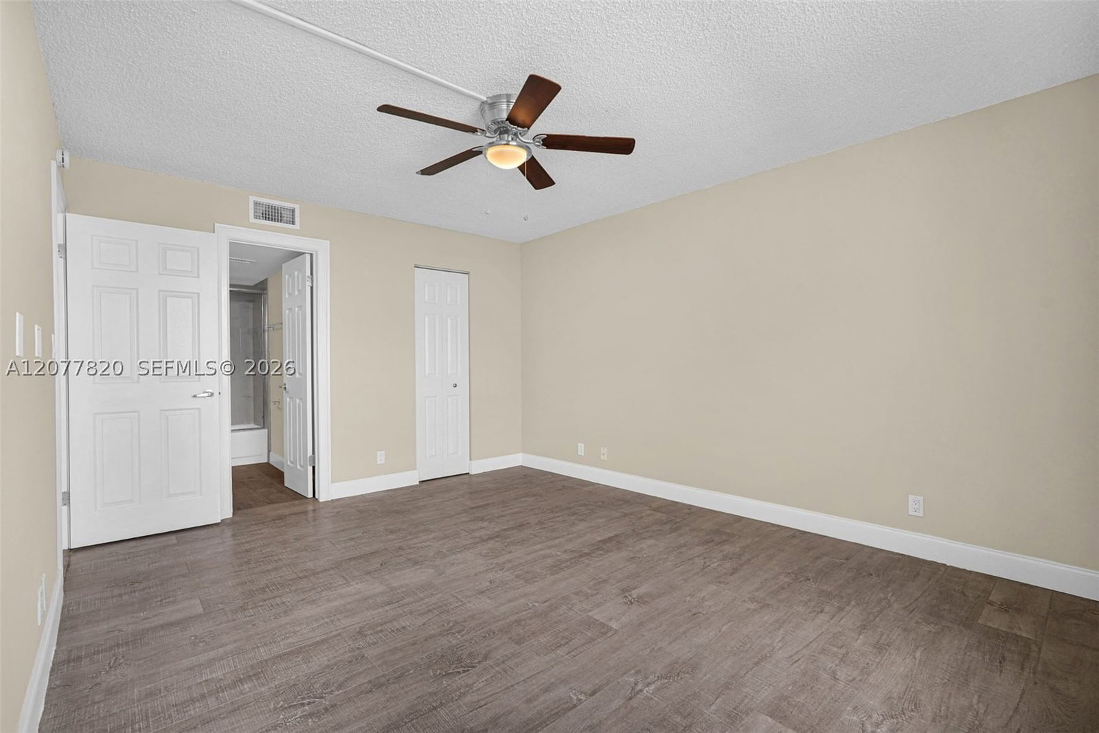 Real estate property located at 117 Lake Emerald Dr #204, Broward, Lake Emerald Condominium, Oakland Park, FL