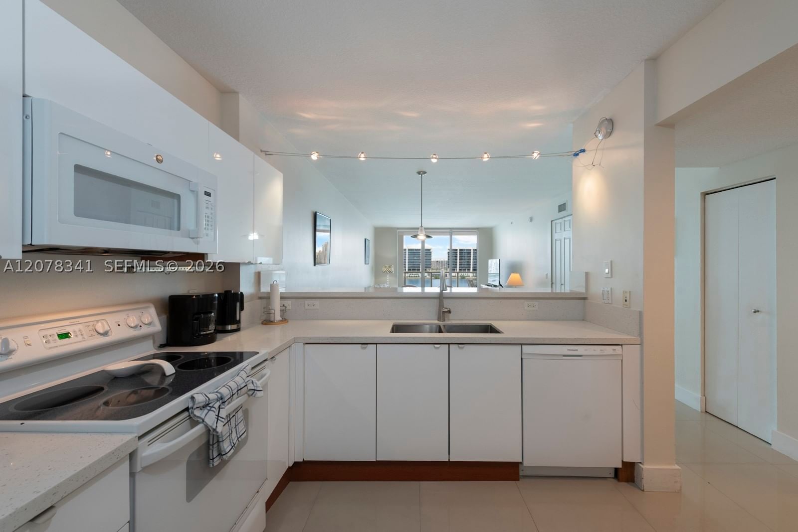 Real estate property located at 18100 Bay Rd #1009, Miami-dade, Marina Bay Club Condo Hot, Sunny Isles Beach, FL