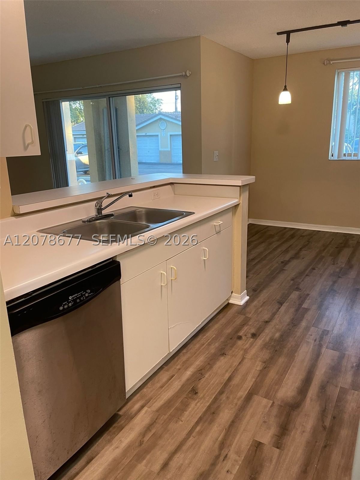 Real estate property located at 2640 University Dr #113, Broward, Royal Grand Condo, Davie, FL
