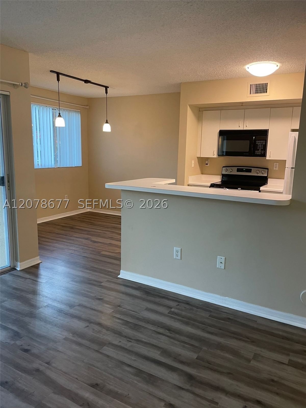 Real estate property located at 2640 University Dr #113, Broward, Royal Grand Condo, Davie, FL