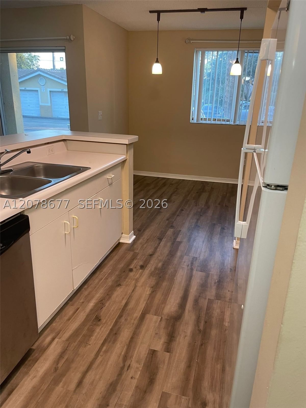 Real estate property located at 2640 University Dr #113, Broward, Royal Grand Condo, Davie, FL