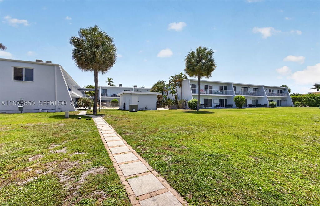 Real estate property located at 725 Hummingbird Way #109, Palm Beach, Lori-lynn Condo, North Palm Beach, FL
