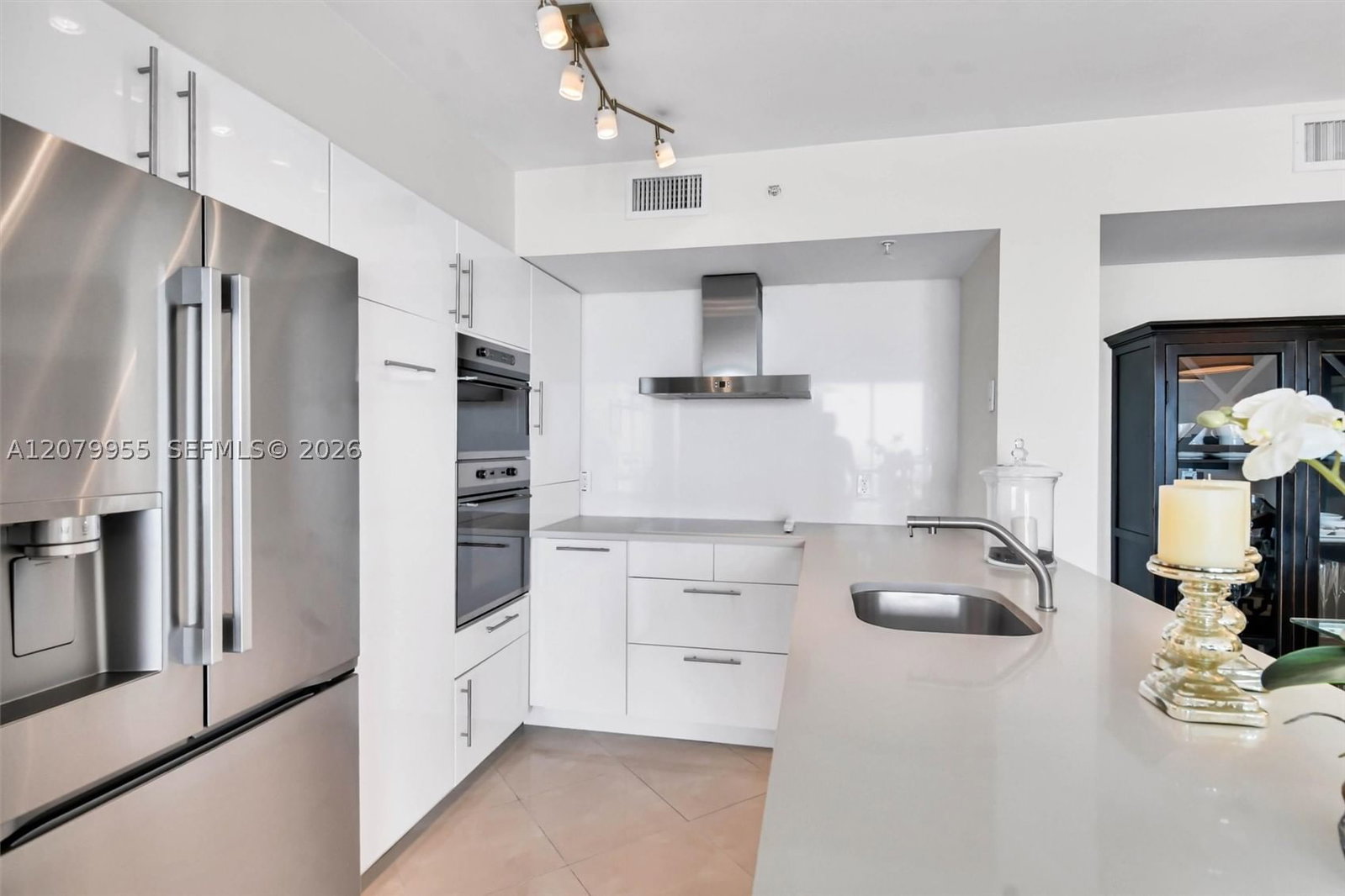 Real estate property located at 90 Alton Rd #1809, Miami-dade, Yacht Club At Portofino C, Miami Beach, FL