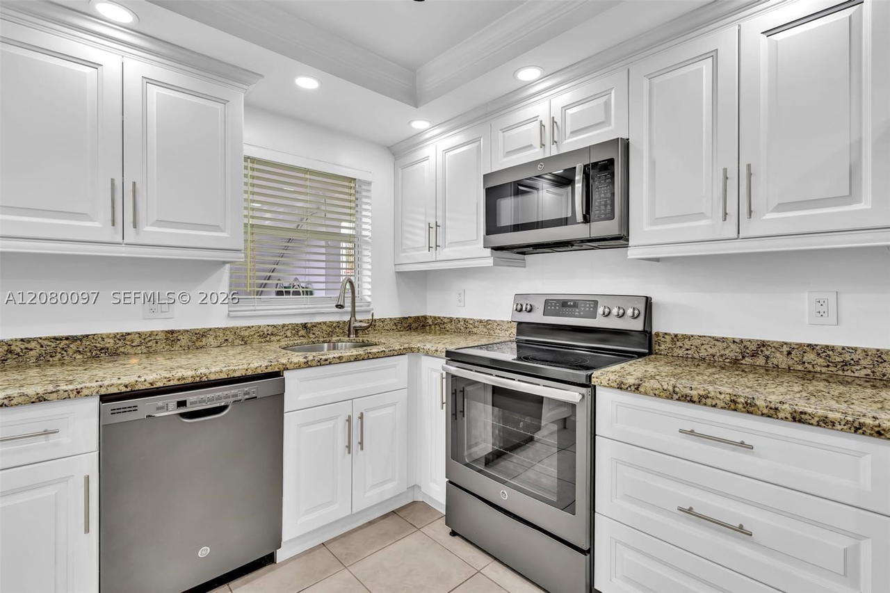Real estate property located at 580 Egret Dr #102, Broward, Casa Paradiso Co-op, Hallandale Beach, FL
