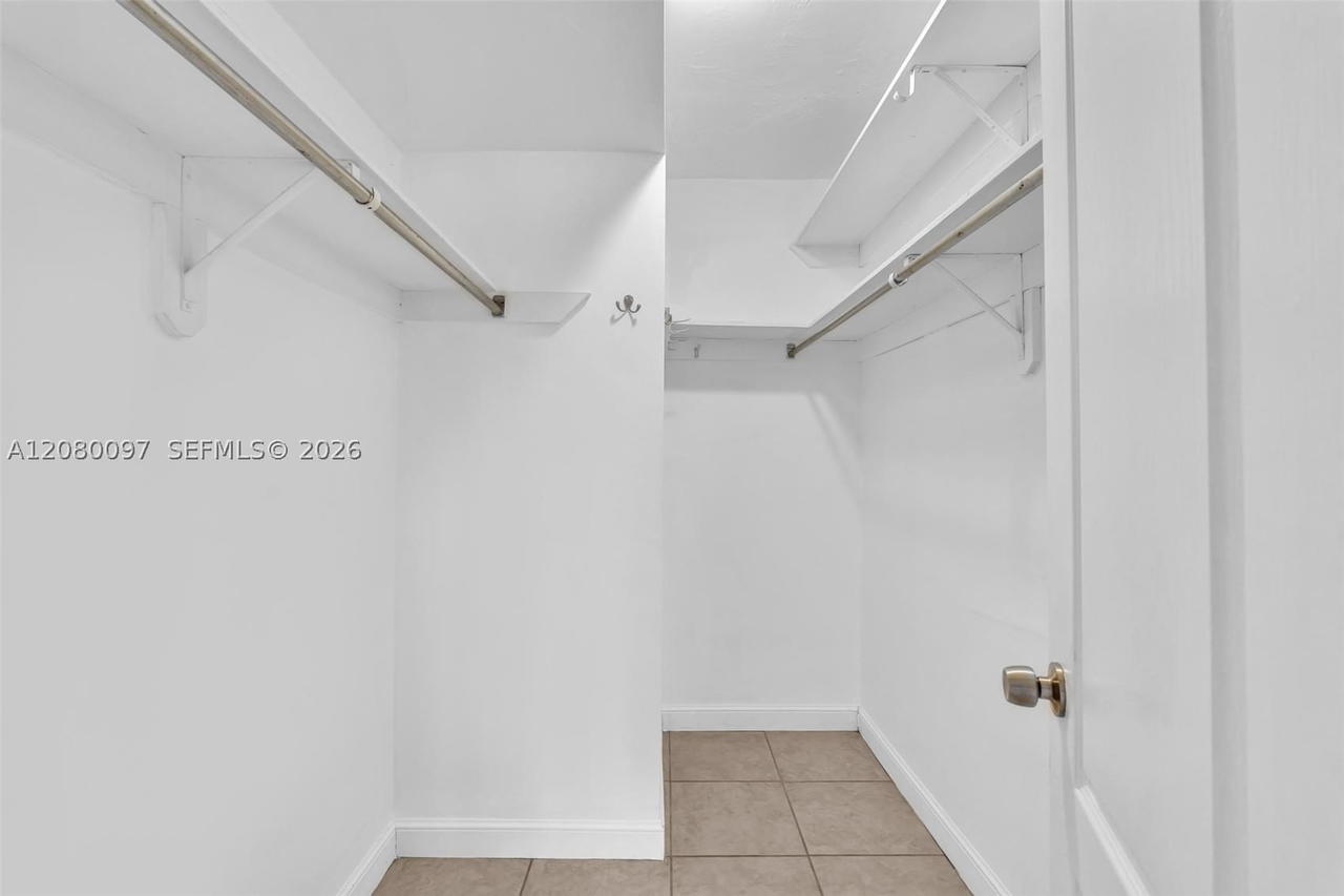 Real estate property located at 580 Egret Dr #102, Broward, Casa Paradiso Co-op, Hallandale Beach, FL