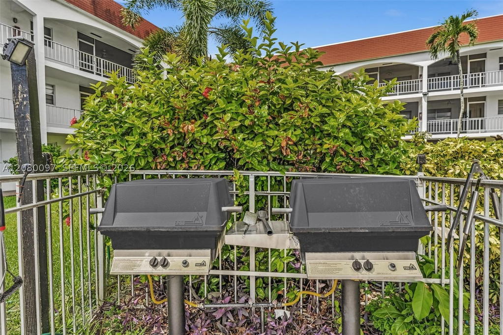 Real estate property located at 580 Egret Dr #102, Broward, Casa Paradiso Co-op, Hallandale Beach, FL
