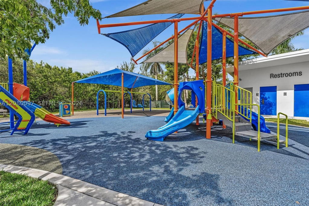 Real estate property located at 580 Egret Dr #102, Broward, Casa Paradiso Co-op, Hallandale Beach, FL